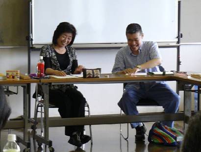 佐藤先生と平瀬さんが同じ机に座って、楽しそうに・・・生徒と先生・・・話をしています